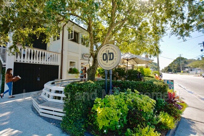 Building Photo - 2057 Middle St