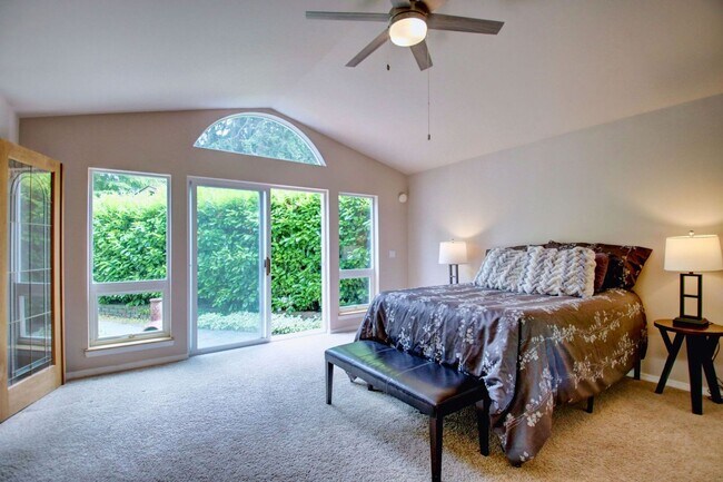 Building Photo - Lovely Clinton Home with Great Light and Pet Friendly!