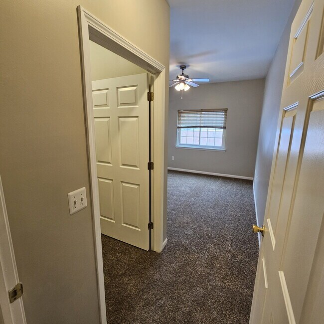 Building Photo - Spacious 2-Bedroom Townhouse with 2 Full Baths, Fireplace & Garage