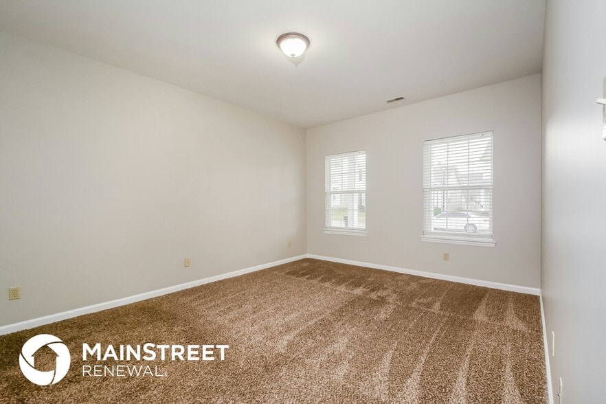 Building Photo - 2016 Village Glen Dr