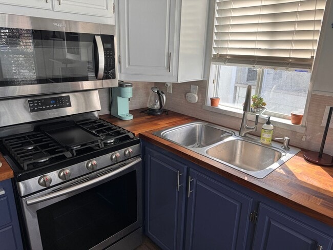 Building Photo - Grab Your Surfboard and Walk to Grandview Beach!