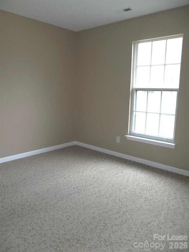 Building Photo - 115 W Bank Dr