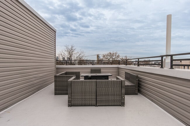 Building Photo - 2435 Master St