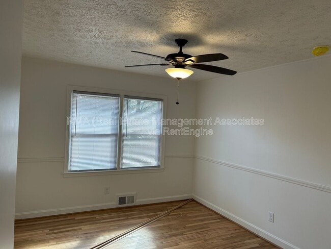 Building Photo - 216 Hillandale Dr