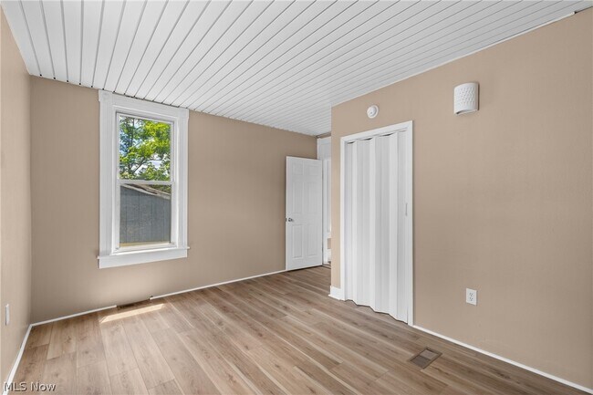 Building Photo - 118 Spring Ave