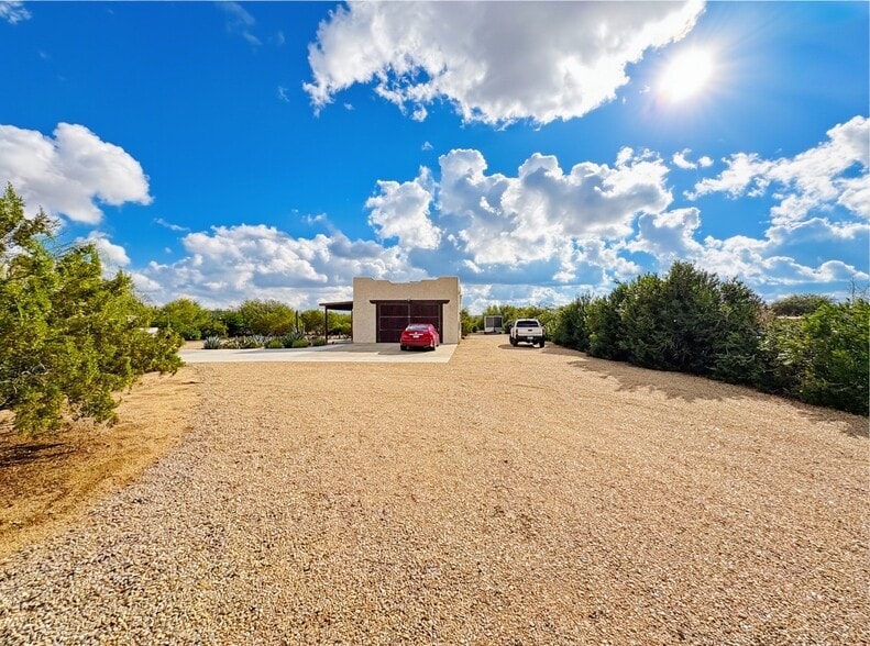 Building Photo - 1033 E Irvine Rd