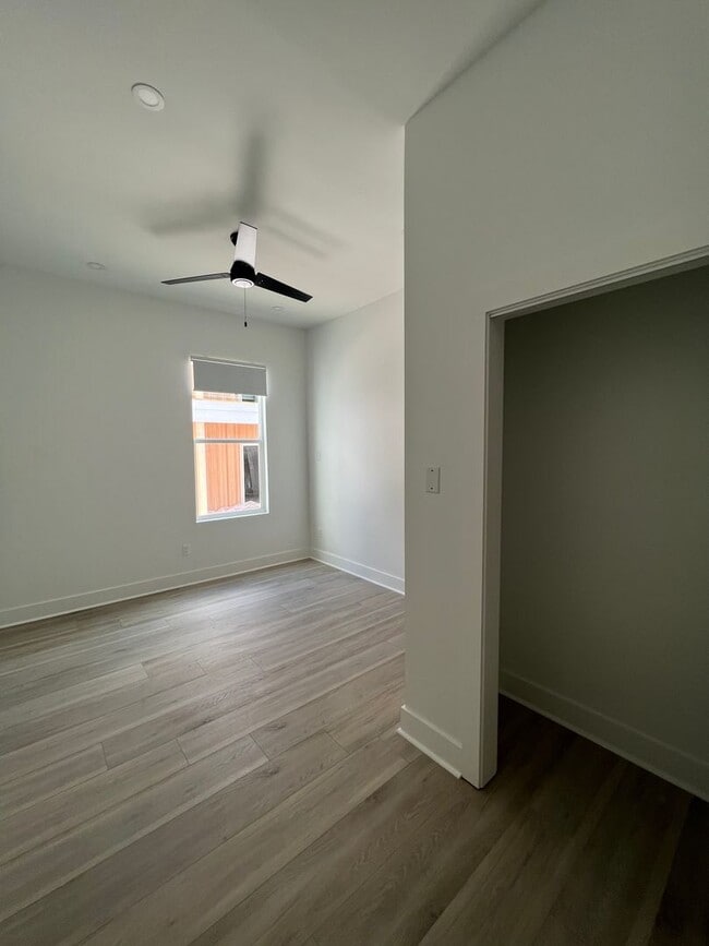 Building Photo - 5 BR House 1/2 block from Maple St - POOL!