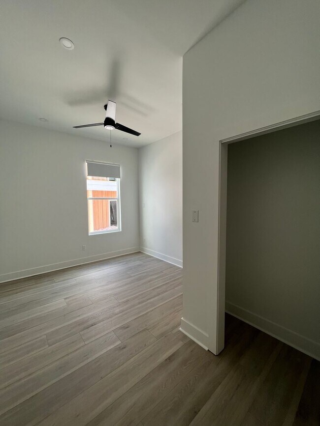 Building Photo - 5 BR House 1/2 block from Maple St - POOL! Text 510-631-1171
