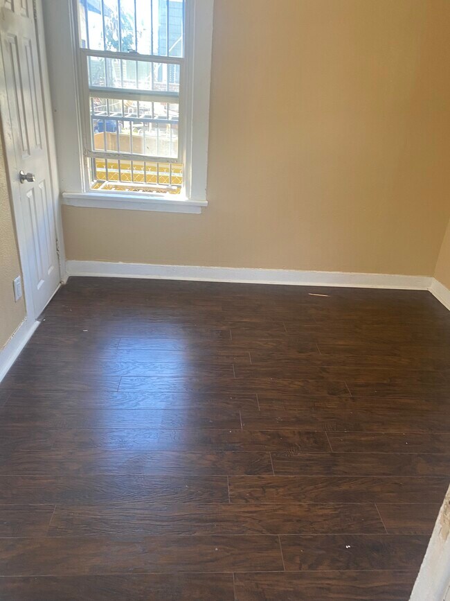 Building Photo - 716 W 60th St