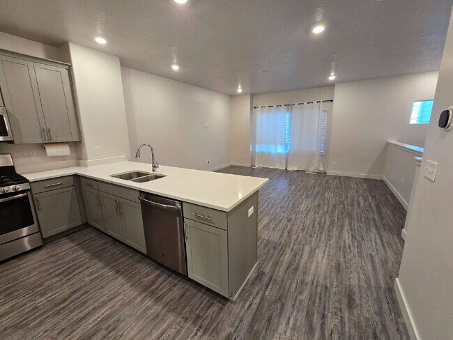 Building Photo - "Chic 3-Bed Townhouse with Pool Access in Bluffdale!"