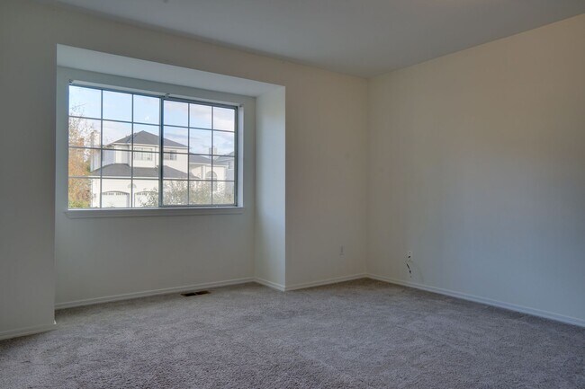 Building Photo - Renton Multi-level home