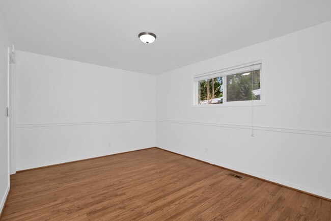 Building Photo - South Rose Hill 4 Bedroom with Entertainme...