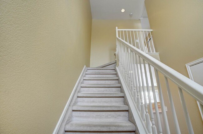 Building Photo - $ 2,295 - 3-Bed, 3-Bath Townhome with Mode...