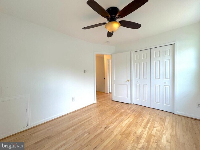 Building Photo - 5700 Fenwick Dr
