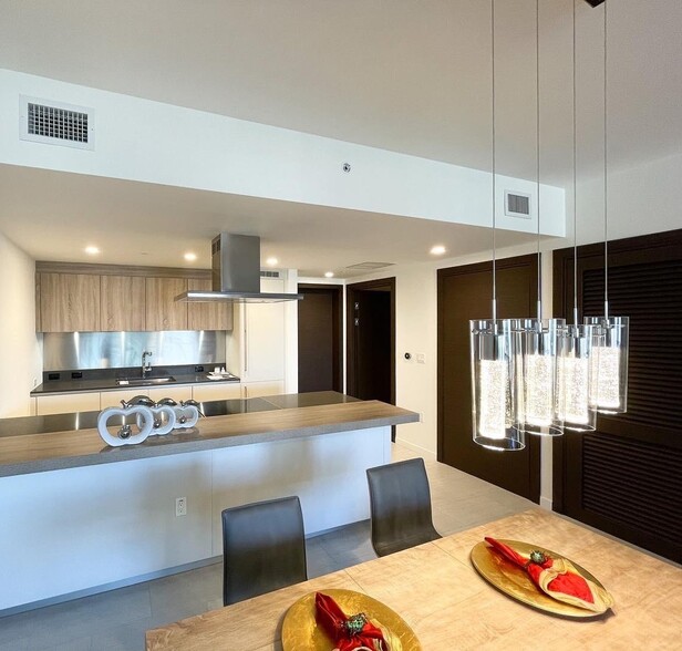 Primary Photo - 1000 Brickell Plz