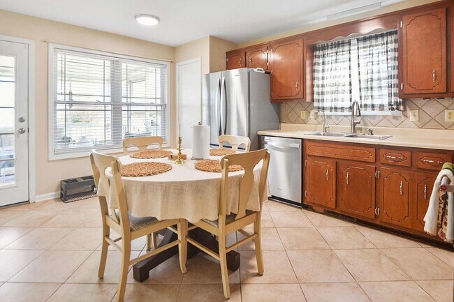 Building Photo - Pet Friendly Three Bedroom!