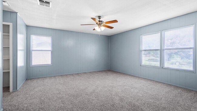Building Photo - Charming 3-Bedroom Home with Spacious Backyard!