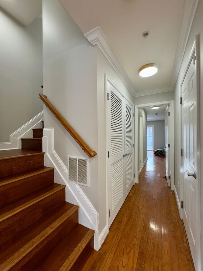 Building Photo - Charming 4 Bedroom/3.5 Bathroom Townhome with In-Unit Laundry in Pigtown, Baltimore, MD!