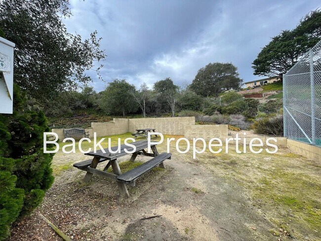 Building Photo - Beautiful two bedroom unit set in hills of Del Rey Oaks