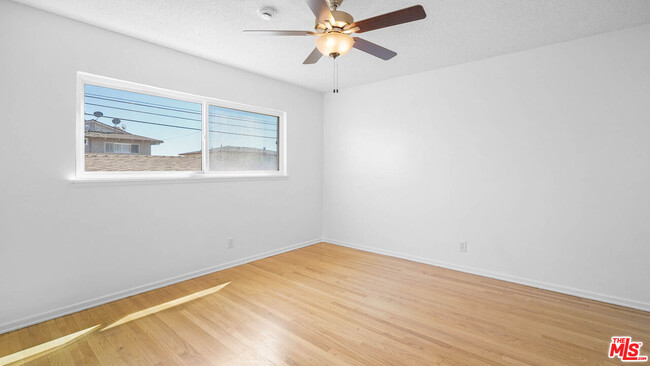Building Photo - 5320 W 57th St
