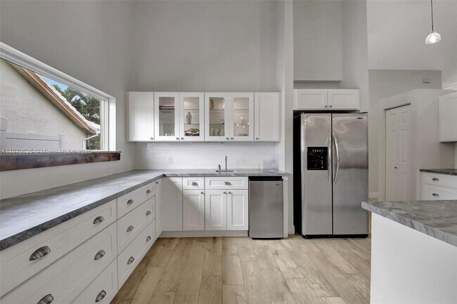 Building Photo - 9208 Sun Pointe Dr