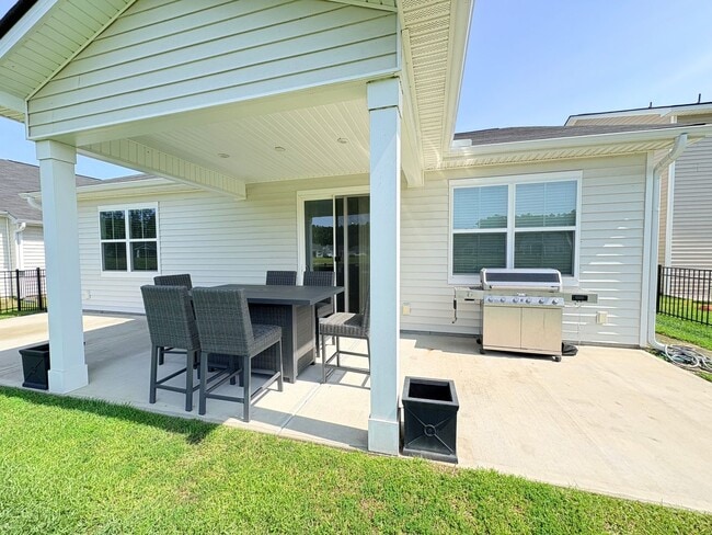 Building Photo - Welcome To The Lakes At New River