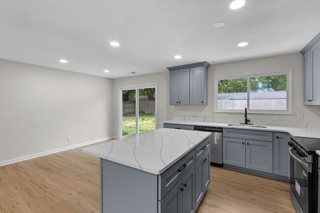 Building Photo - 412 Lineberry Rd