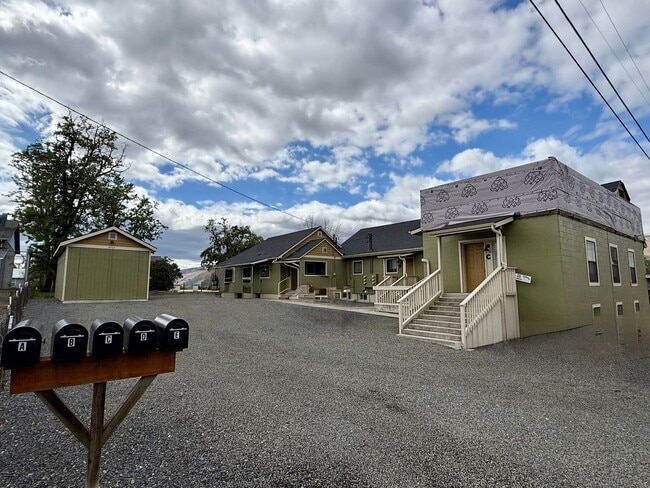 Building Photo - NEW Remodeled 1 Bedroom with BONUS ROOM!