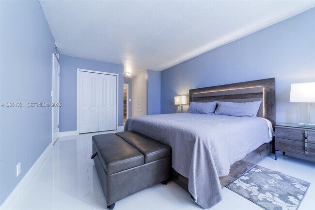 Building Photo - 2500 Parkview Dr