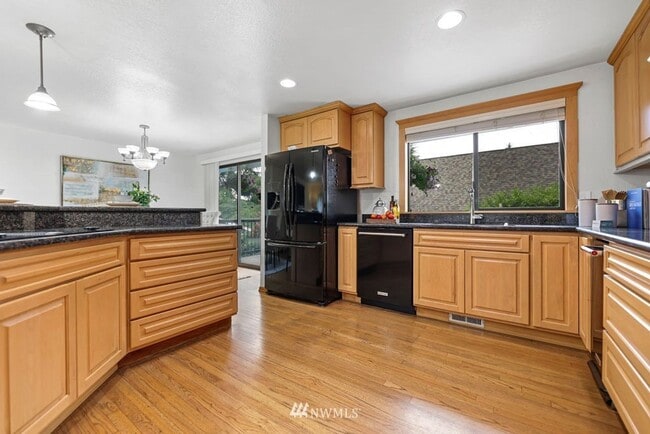 Building Photo - Oversized 4 Bedroom 3 Bathroom Home- Picni...