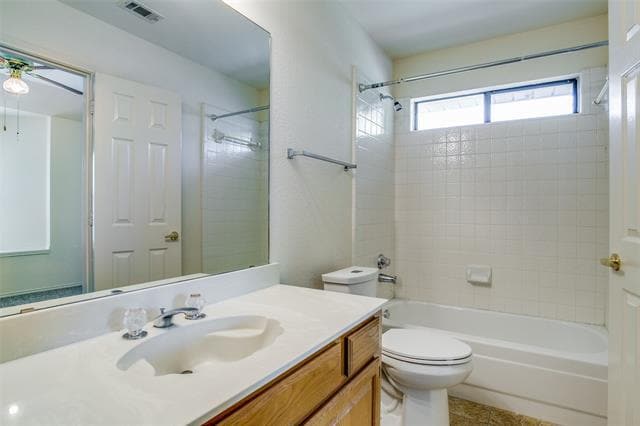 Building Photo - 824 Woodlake Dr