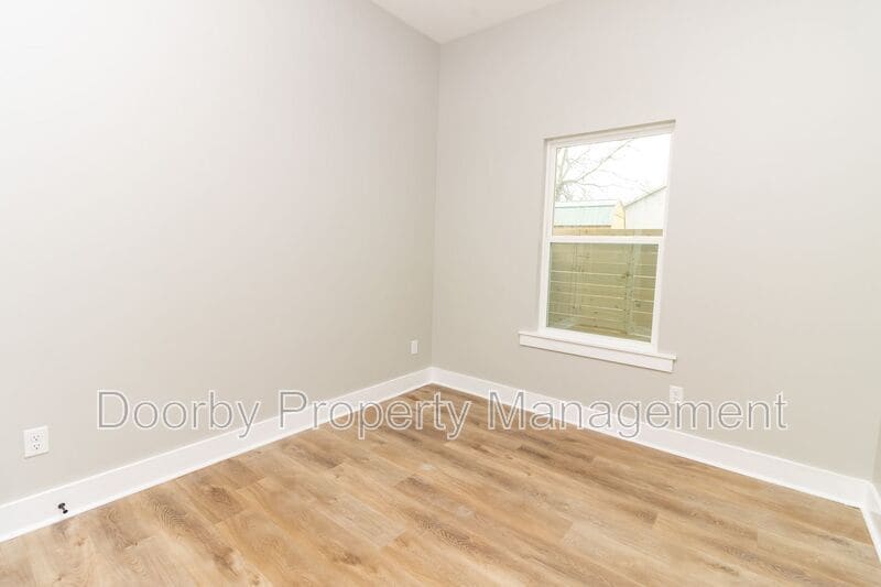 Building Photo - 905 W 39th St