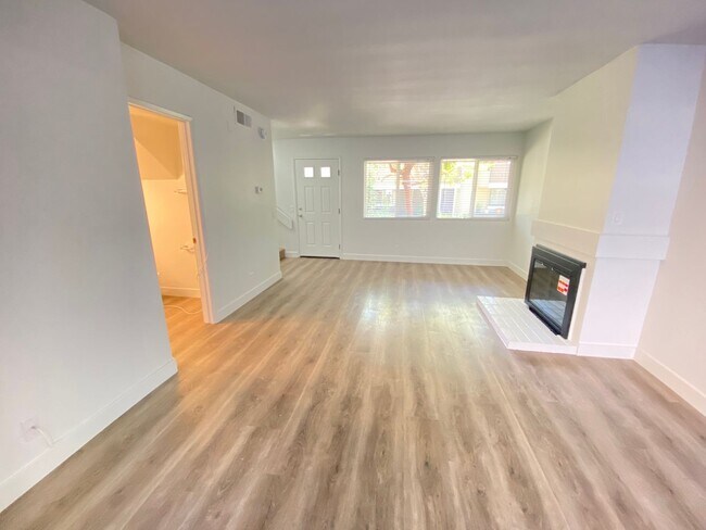 Building Photo - Beautiful 2 bed 2.5 Bath, Newport Beach