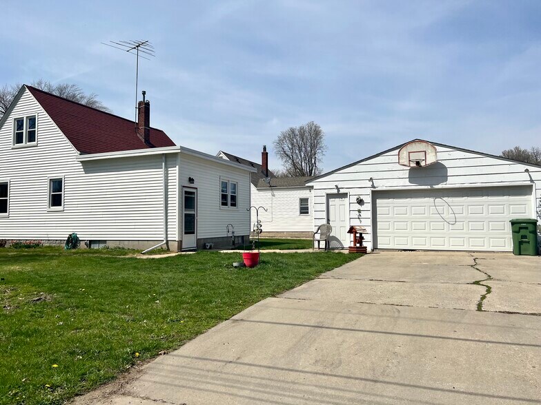 2-Stall Garage - 902 Adrian St