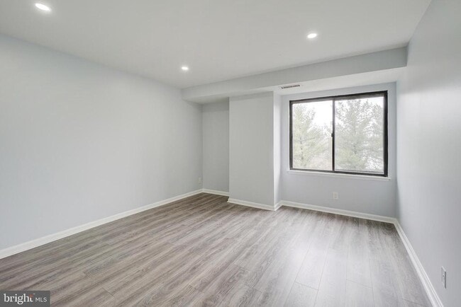 Building Photo - 3800 Powell Ln