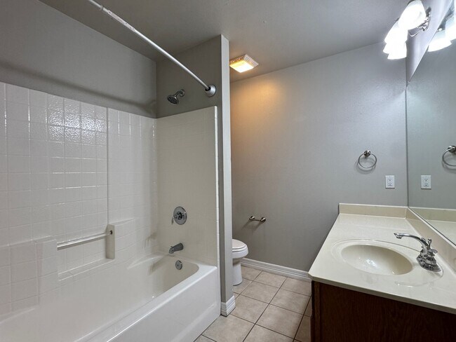 Building Photo - 5805 Thompson Pl