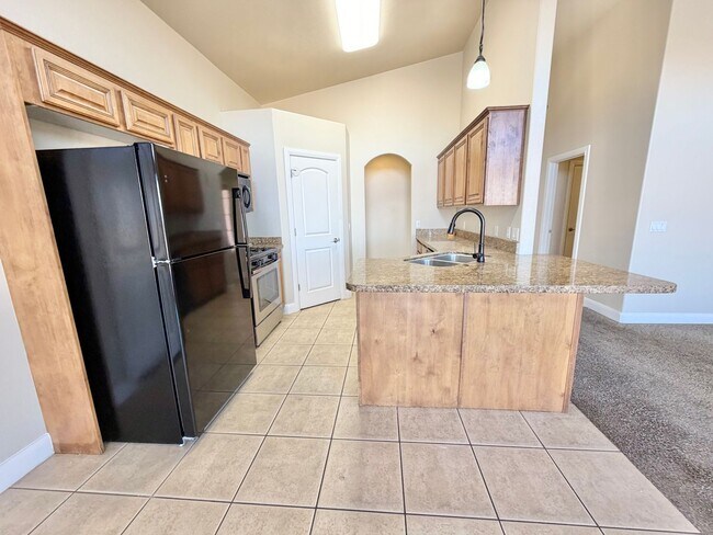 Building Photo - Charming 3 Bed 2 Bath + DEN/OFFICE Area!