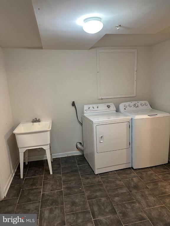 Building Photo - 11130 Hollowbrook Rd