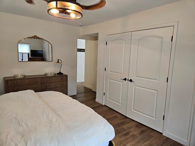 Building Photo - 5913 Lake Edge Rd