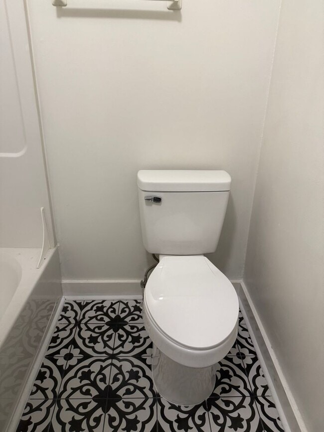 Building Photo - 621 Park Cir