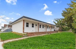 Building Photo - 425 W Baker Ave