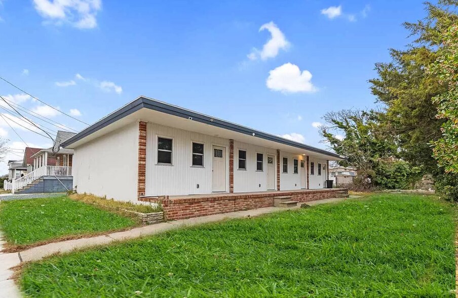 Primary Photo - 425 W Baker Ave