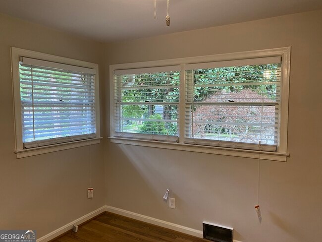 Building Photo - 2021 Woodbine Terrace NE