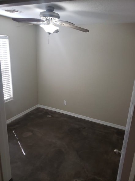 Building Photo - 911 Riverview Dr