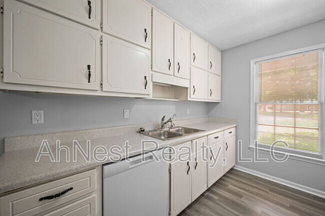 Building Photo - 50 Woodland Trce