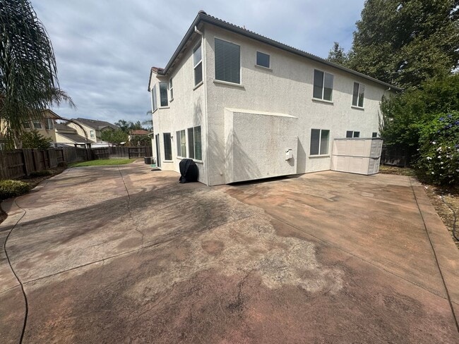 Building Photo - 5 Bed / 3.5 Bath | Elk Grove Single Family...