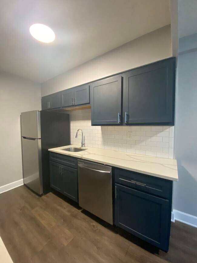 Building Photo - Updated Two Bed Two Bath Apt in Dogtown!