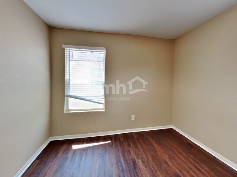 Building Photo - 9928 Grebe Dr