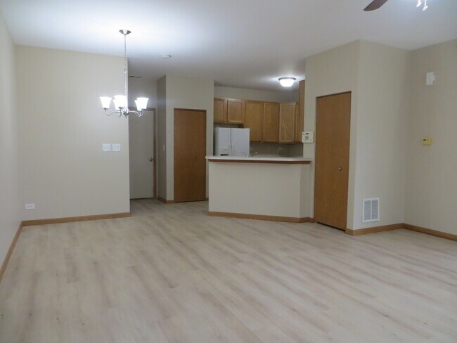 Building Photo - 273 Springbrook Trail S