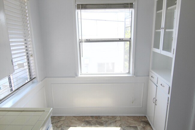 Building Photo - 9217 Alcott St